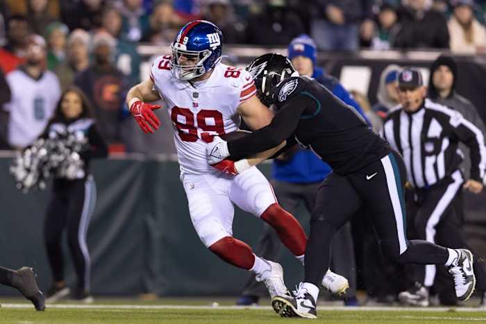 New York Giants tight end Nick Vannett (89) makes a catch in front of Philadelphia Eagles linebacker Haason Reddick (7). Mandatory Credit: Bill Streicher-USA TODAY Sports